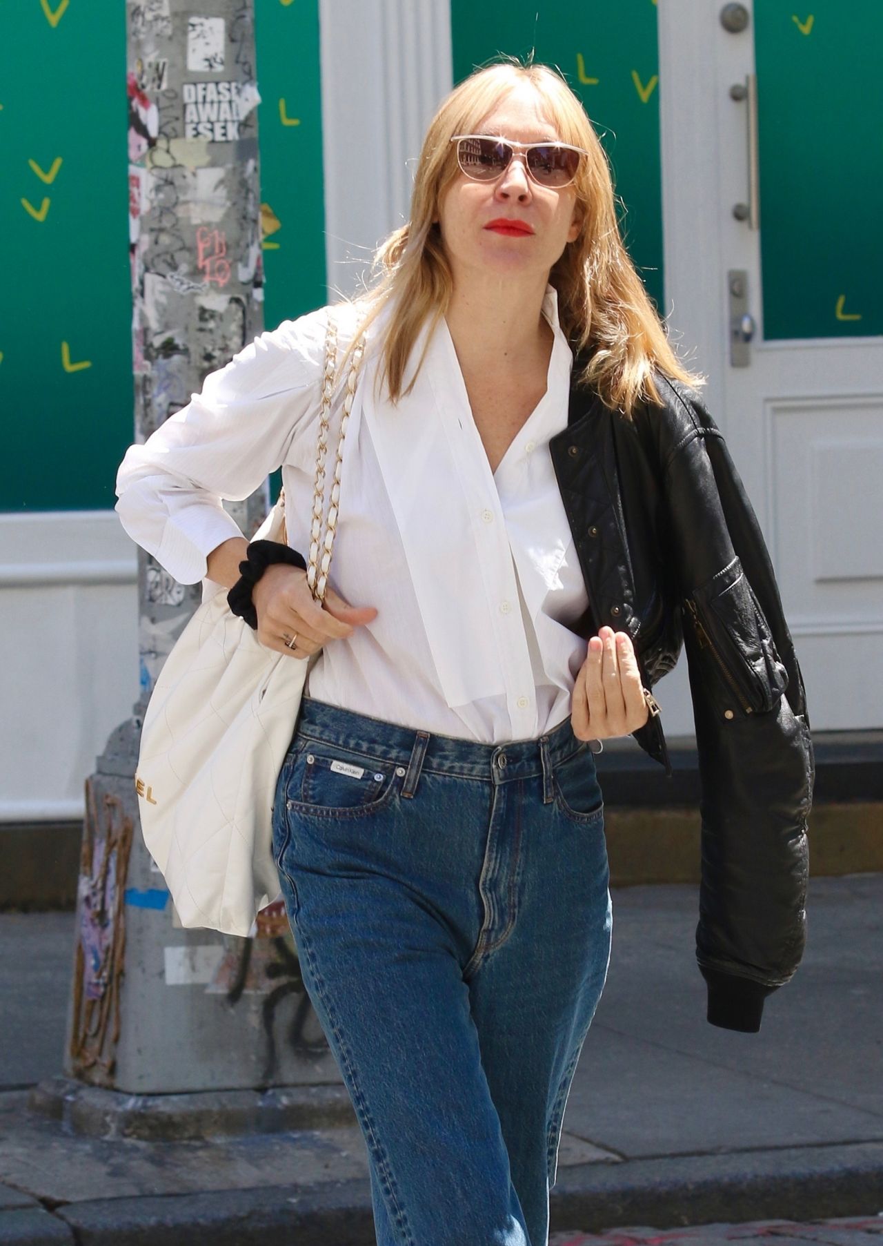 Chloe Sevigny - Sunny Spring Day in Manhattan’s SoHo Area 05/10/2022