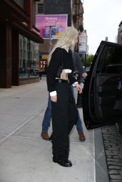Gigi Hadid - Exiting Her Apartment in New York 05/01/2022