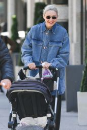 Gigi Hadid on a Stroll in New York 04/28/2022