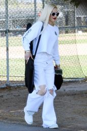 Gwen Stefani Wears All White   Los Angeles 04 30 2022   - 30