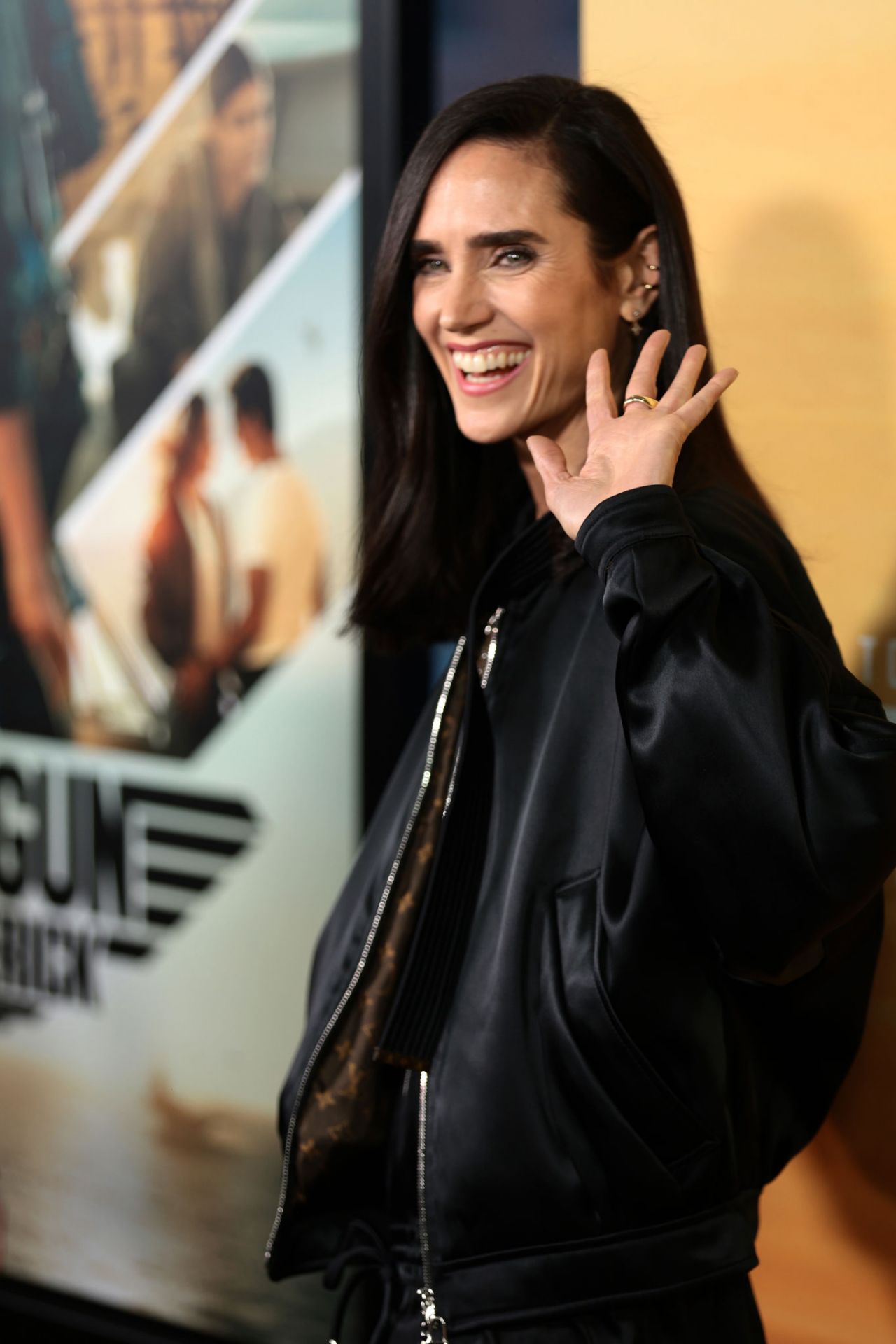 Jennifer Connelly at JFK Airport in NYC 02/05/2019 • CelebMafia
