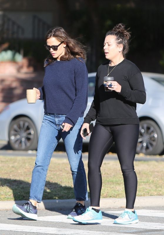 Jennifer Garner - Out in Brenwtood 05/12/2022