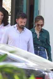 Jennifer Lopez   Checking Out  68m Mansion in Los Angeles 05 07 2022   - 50