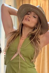 Jennifer Lopez Outfit 05 28 2022   - 23