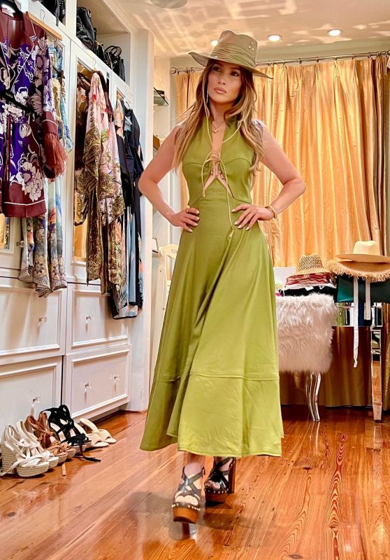 Jennifer Lopez Outfit 05/28/2022