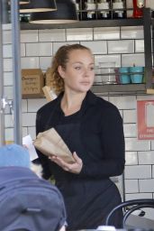 Jessica Marais - Works as a Waitress at a Café in Sydney 05/07/2022