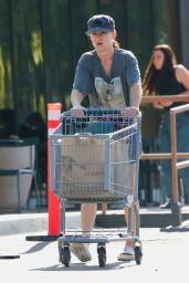 Juliette Lewis   Shopping at Erewhon Organic Grocers in LA 04 30 2022   - 9