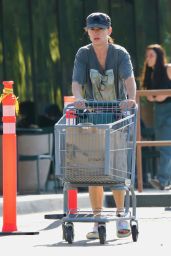 Juliette Lewis   Shopping at Erewhon Organic Grocers in LA 04 30 2022   - 99