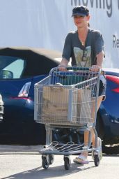 Juliette Lewis   Shopping at Erewhon Organic Grocers in LA 04 30 2022   - 66