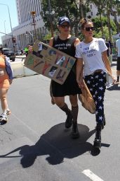 Kate Beckinsale Bans Off Our Bodies Women’s March & Rally in LA 05/14/2022