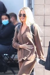 Khloe Kardashian - Out in New York 05/17/2022