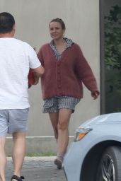Kristen Bell - Gets a Bunch of Pizzas Delivered to Her House in LA 05/28/2022