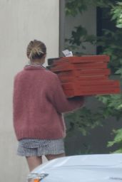 Kristen Bell - Gets a Bunch of Pizzas Delivered to Her House in LA 05/28/2022