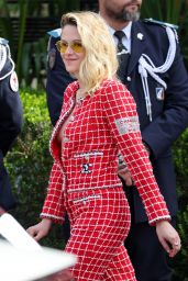 Kristen Stewart - Leaves the Martinez Hotel in Cannes 05/24/2022