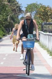 Lindsey Vonn - Bicycle Ride in Miami 05/09/2022