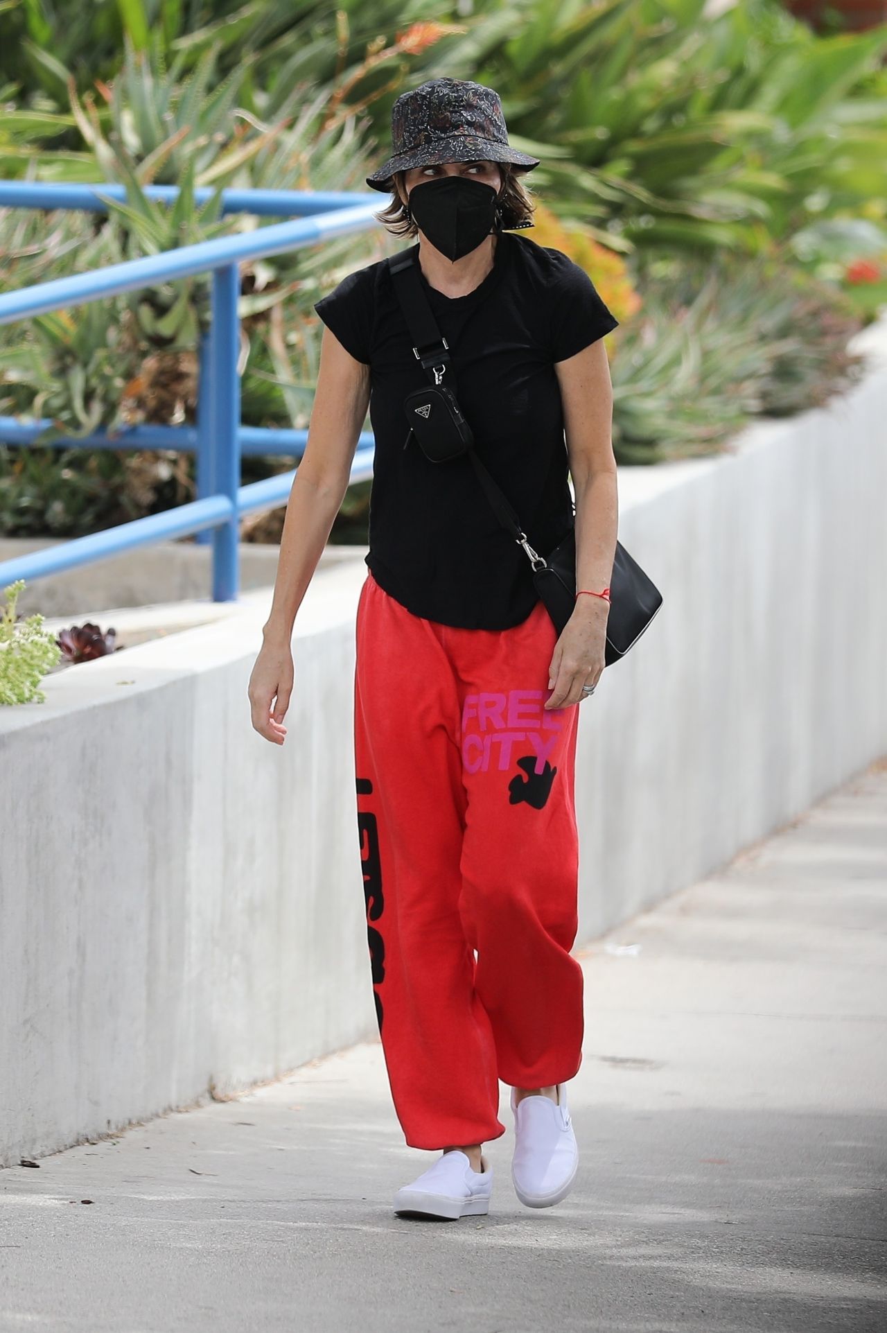 Lisa Rinna ditches the high fashion for sweatpants and trainers as