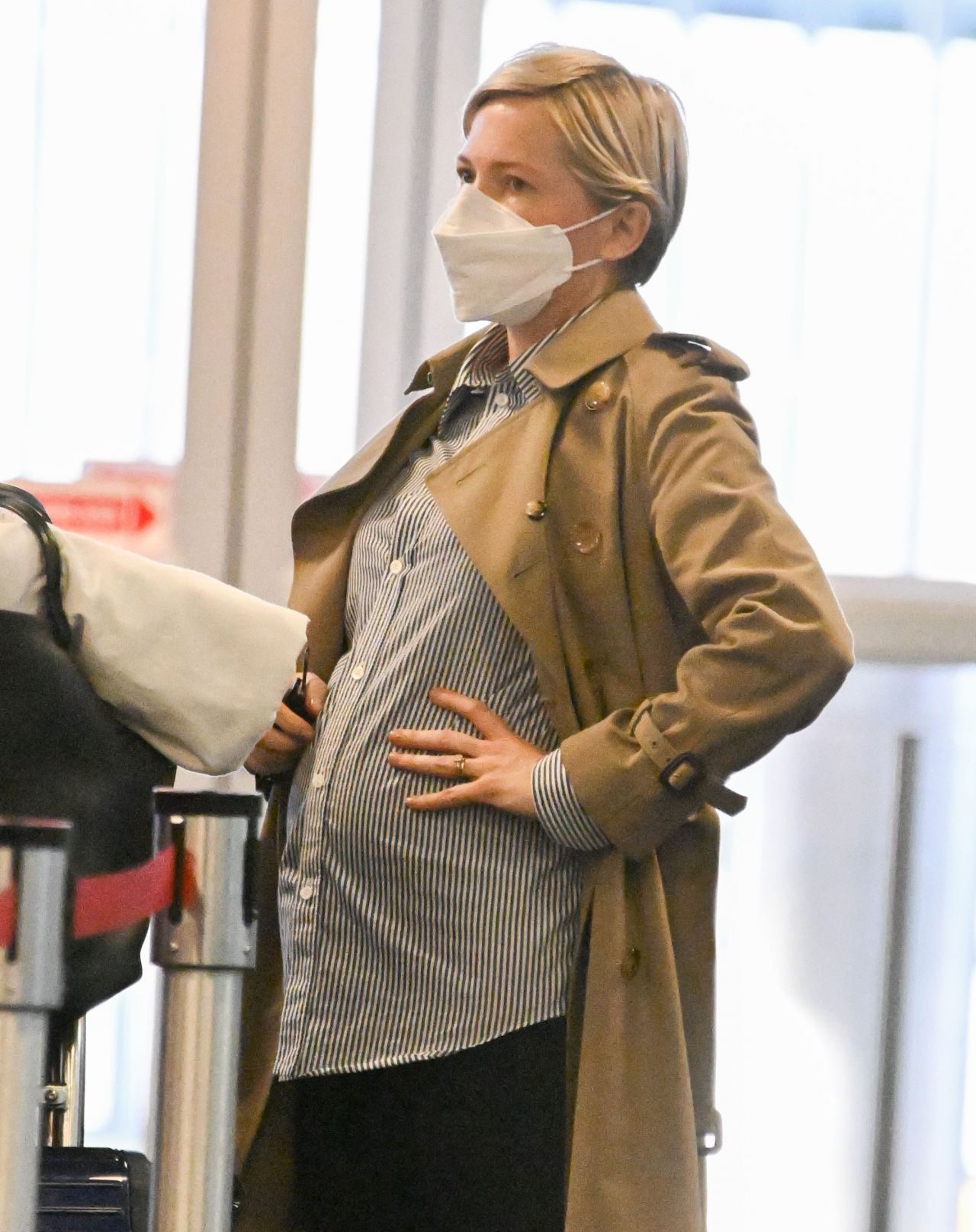 Michelle Williams Cradles Her Baby Bump - New York 05/25/2022 • CelebMafia