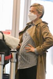 Michelle Williams Cradles Her Baby Bump   New York 05 25 2022   - 81