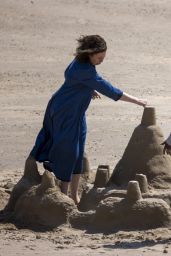 Olivia Colman on Camber Sands Beach 05 12 2022   - 57