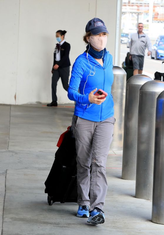 Renee Zellweger in Travel Outfit - LAX in LA 05/25/2022