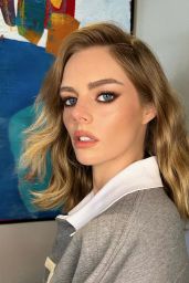 Samara Weaving – Photoshoot for the Premiere of “The Valet” May 2022 (more photos)