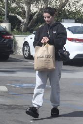 Selena Gomez - Grocery Shopping in Los Angeles 05/24/2022