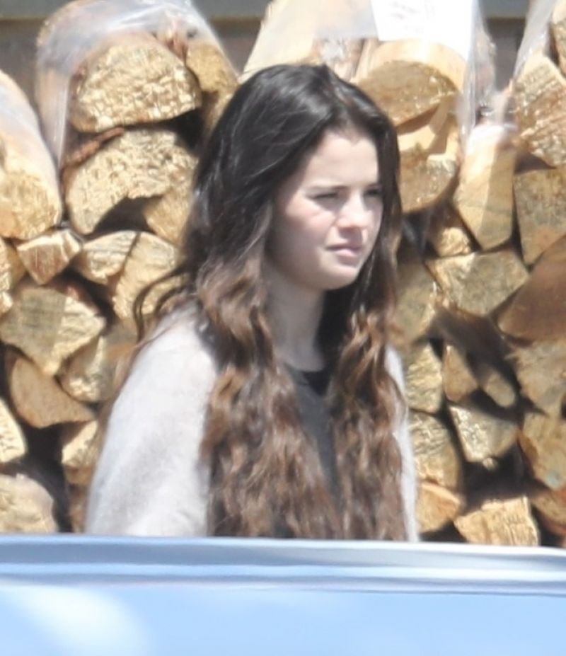 Selena Gomez - Grocery Shopping in Malibu 05/29/2022 • CelebMafia