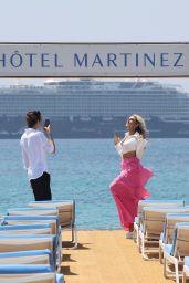 Tallia Storm on the Pontoon of the Hotel Martinez in Cannes 05/17/2022