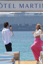 Tallia Storm on the Pontoon of the Hotel Martinez in Cannes 05/17/2022