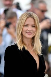 Virginie Efira    Don Juan  Photocall in Cannes 05 22 2022   - 16