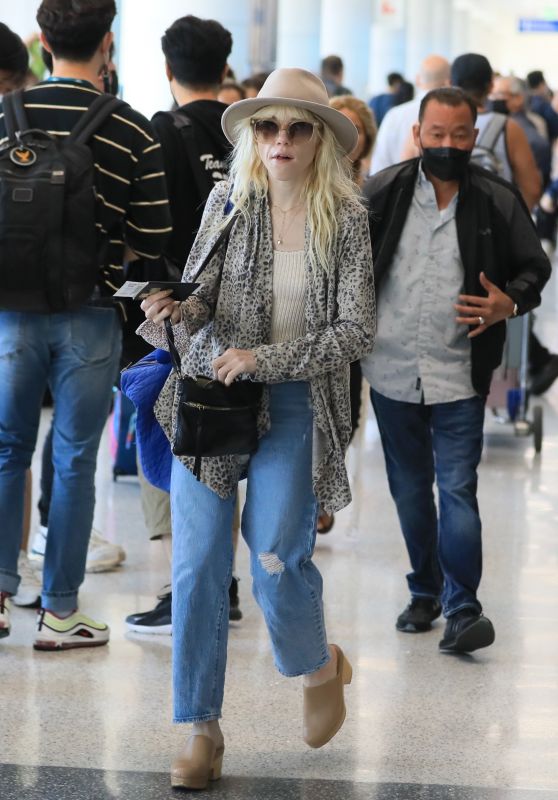 Carly Rae Jepsen - Airport in Los Angeles 06/27/2022