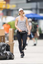 Claire Danes - Out for a Jog in New York 06/03/2022