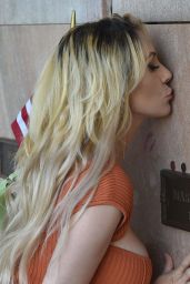 Courtney Stodden on Marilyn Monroe s Burial Plot in Los Angeles 06 01 2022   - 73