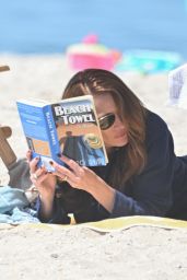 Julia Roberts - "Leave The World Behind" Set at the Beach in New York 06/06/2022