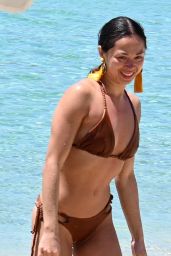 Katya Jones   Beach in Mykonos 06 07 2022   - 19