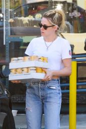 Kristen Stewart and Dylan Meyer - Pet Store in Los Feliz 05/31/2022