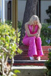 Margot Robbie - "Barbie" Filming Set in Los Angeles 06/23/2022