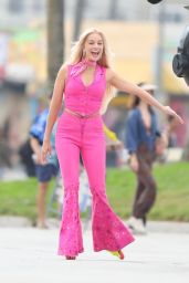 Margot Robbie Wearing Roller Skates - "Barbie" Set in Venice Beach 06/27/2022