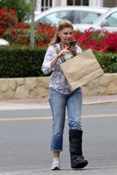 Maria Shriver Wearing a Fracture Boot   Montecito 06 12 2022   - 48