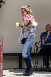 Maria Shriver Wearing a Fracture Boot   Montecito 06 12 2022   - 35