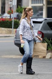 Maria Shriver Wearing a Fracture Boot   Montecito 06 12 2022   - 30