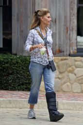 Maria Shriver Wearing a Fracture Boot   Montecito 06 12 2022   - 36