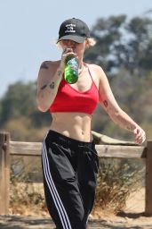Miley Cyrus - Hiking in the Hollywood Hills 06/12/2022