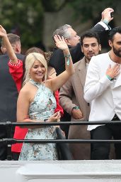 Nicole Scherzinger and Holly Willoughby on an Open Top Bus at the Platinum Jubilee Pageant in London 06/05/2022