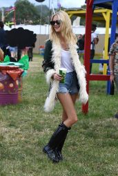 Poppy Delevingne at the Glastonbury Festival 06 24 2022   - 23