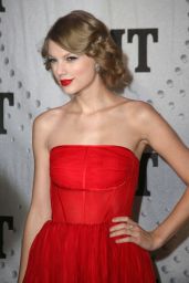 Taylor Swift - CMT Artists Of The Year 2011