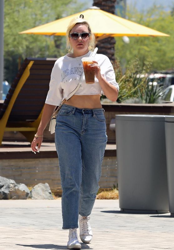 Amanda Bynes at Starbucks in LA 07/01/2022
