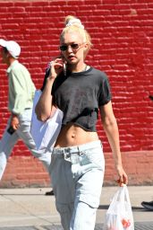 Gigi Hadid   Shopping at The Local Pharmacy in New York City 07 19 2022   - 13