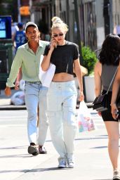 Gigi Hadid   Shopping at The Local Pharmacy in New York City 07 19 2022   - 85