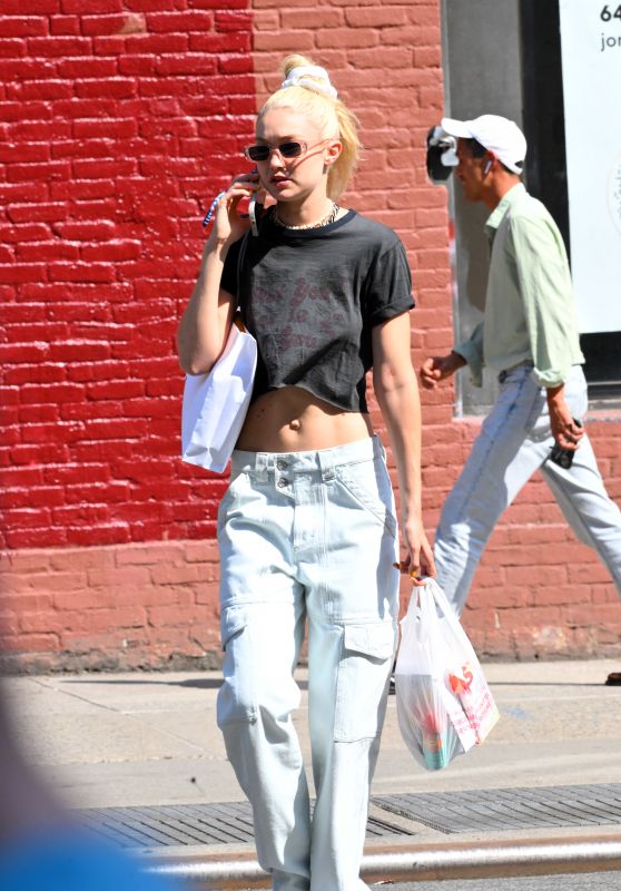 Gigi Hadid   Shopping at The Local Pharmacy in New York City 07 19 2022   - 71